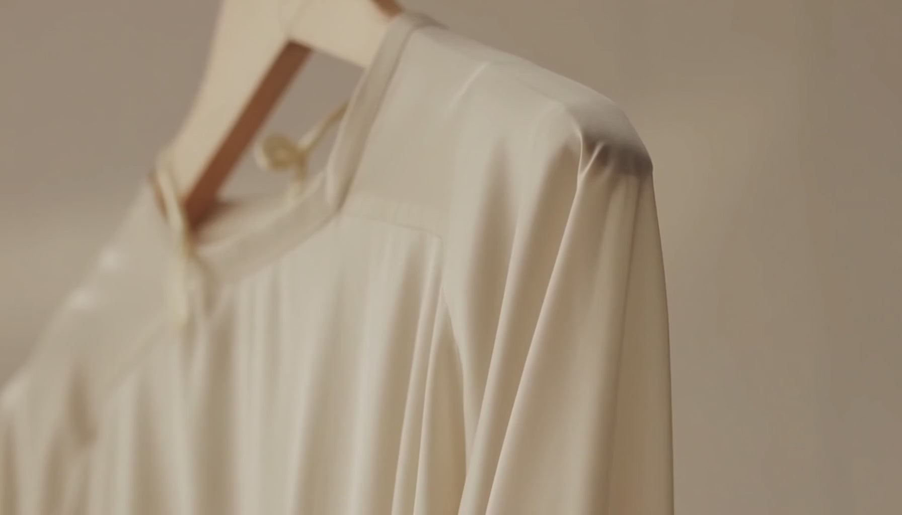 Cargar video: En ZUKKA la elegancia no grita: fluye.Telas que se mueven con calma, líneas que permanecen.Lujo silencioso, hecho para durar más que la temporada.